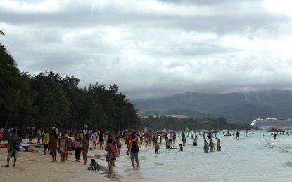 <p><strong>BEACH HOLIDAY IN BORACAY</strong>. Tourists still choose a beach holiday in Boracay this Holy Week, said the Municipal Tourism Office of Malay on Wednesday (March 28, 2018). <em>(Photo by Karen Bermejo) </em></p>